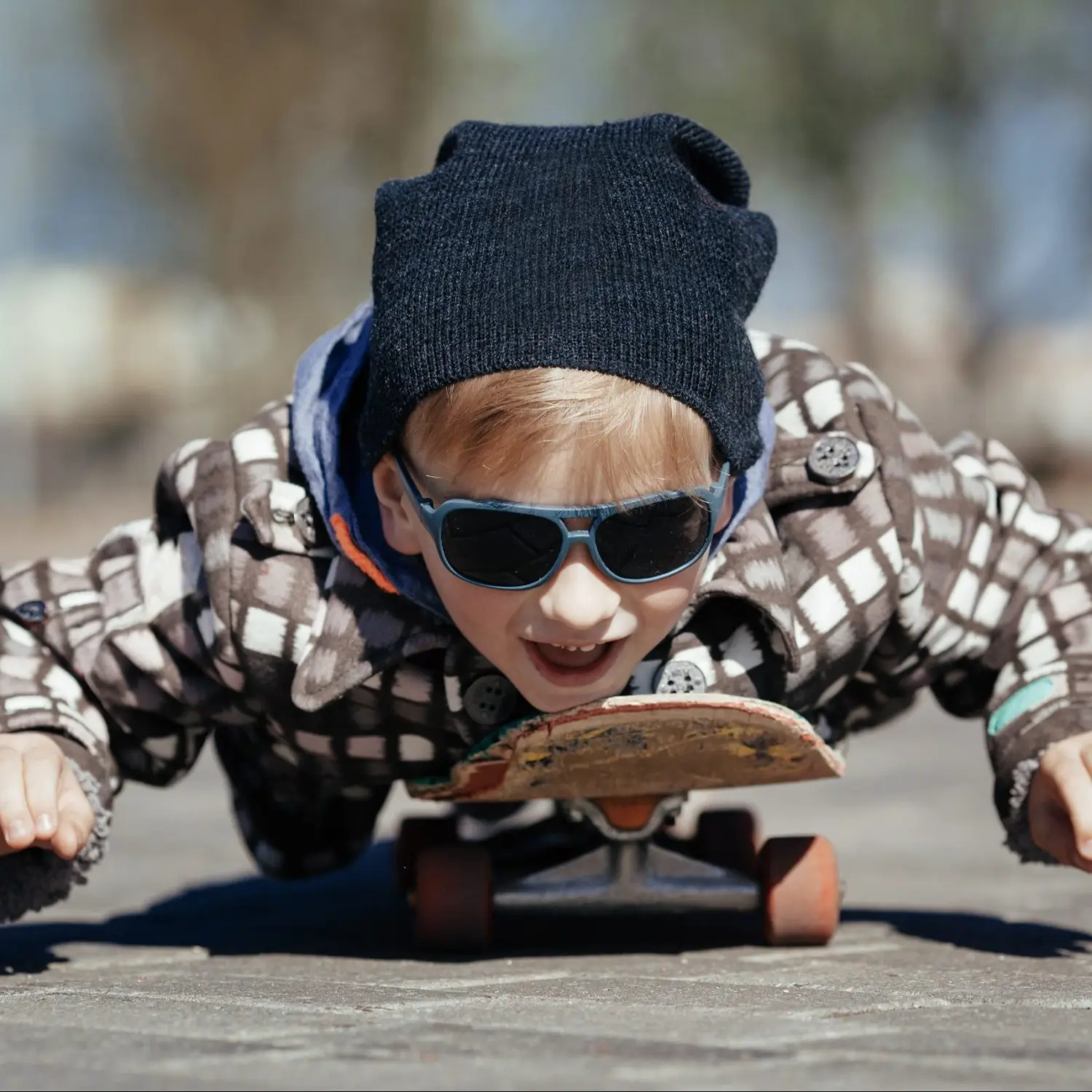 kleiner Junge auf Skateboard